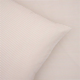 100% bomuld og er især velegnet til sommerbrug, da mikroskopiske folder i sengetøjet, skaber små lufthuller mellem bruger og dyne.